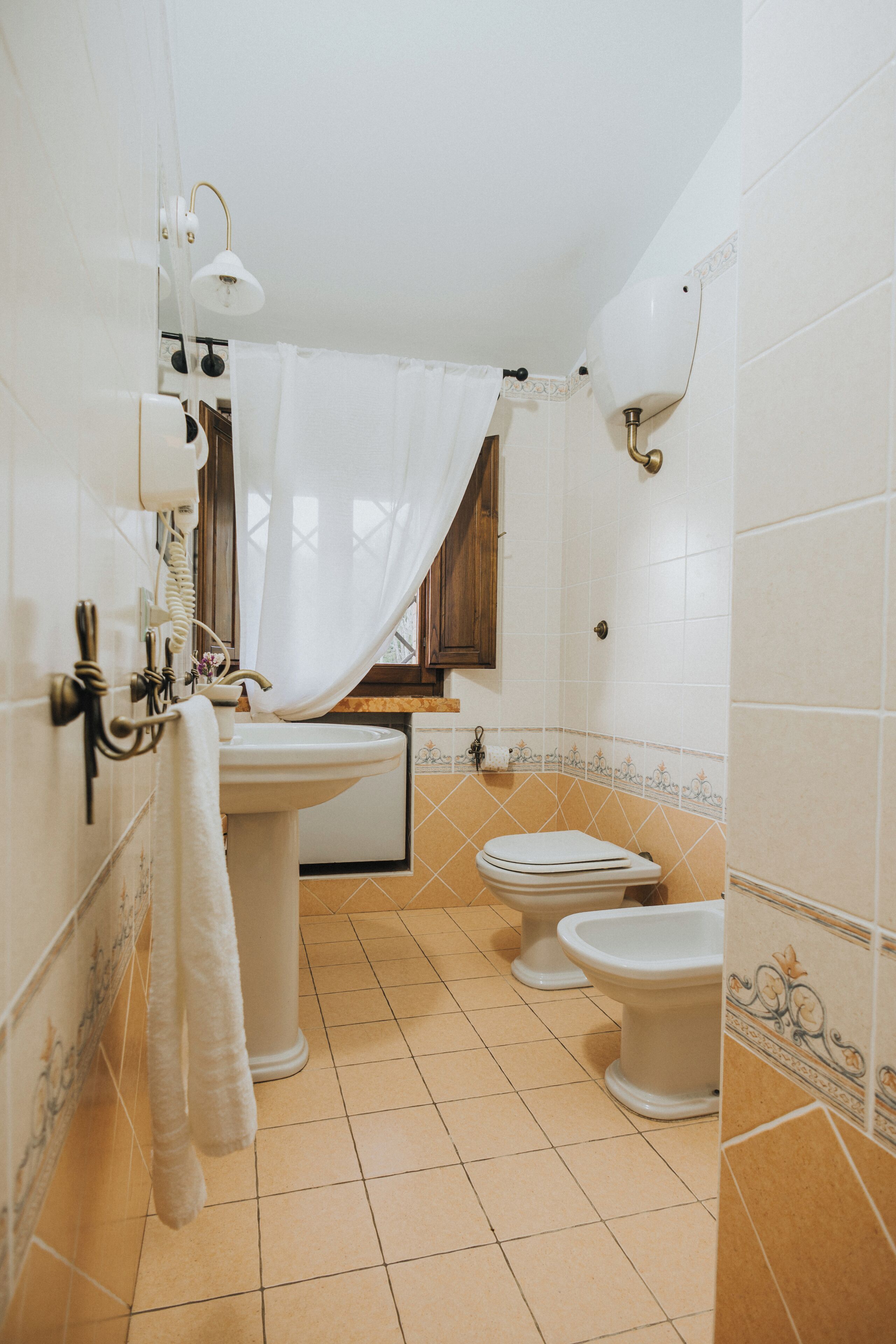 Une salle de bain équipée d’un lavabo, de toilettes et d’un rideau de douche.