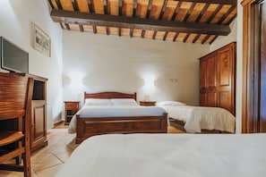 Minibar, caja de seguridad en la habitación y cuna de viaje