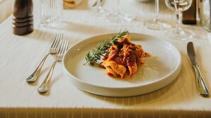 A dining table set with plates, wine glasses, and cutlery. - Villaggio Rurale Le Sette Querce (Sesto Campano)