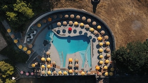 Piscine extérieure (ouverte en saison), parasols de plage