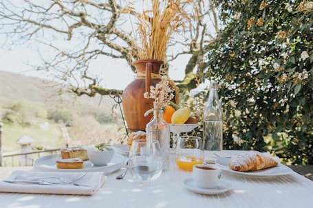 Desayuno con opciones de la cocina local incluido todos los días . Villaggio Rurale Le Sette Querce