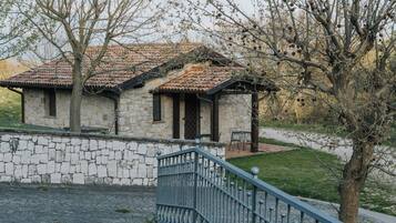 Habitación cuádruple familiar, patio, vista al jardín | Caja de seguridad en la habitación, cuna de viaje y wifi gratis