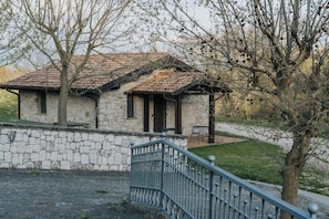 Minibar, caja de seguridad en la habitación y cuna de viaje