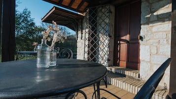 Panoramic-Dreibettzimmer, Terrasse, Gartenblick | Terrasse/Patio