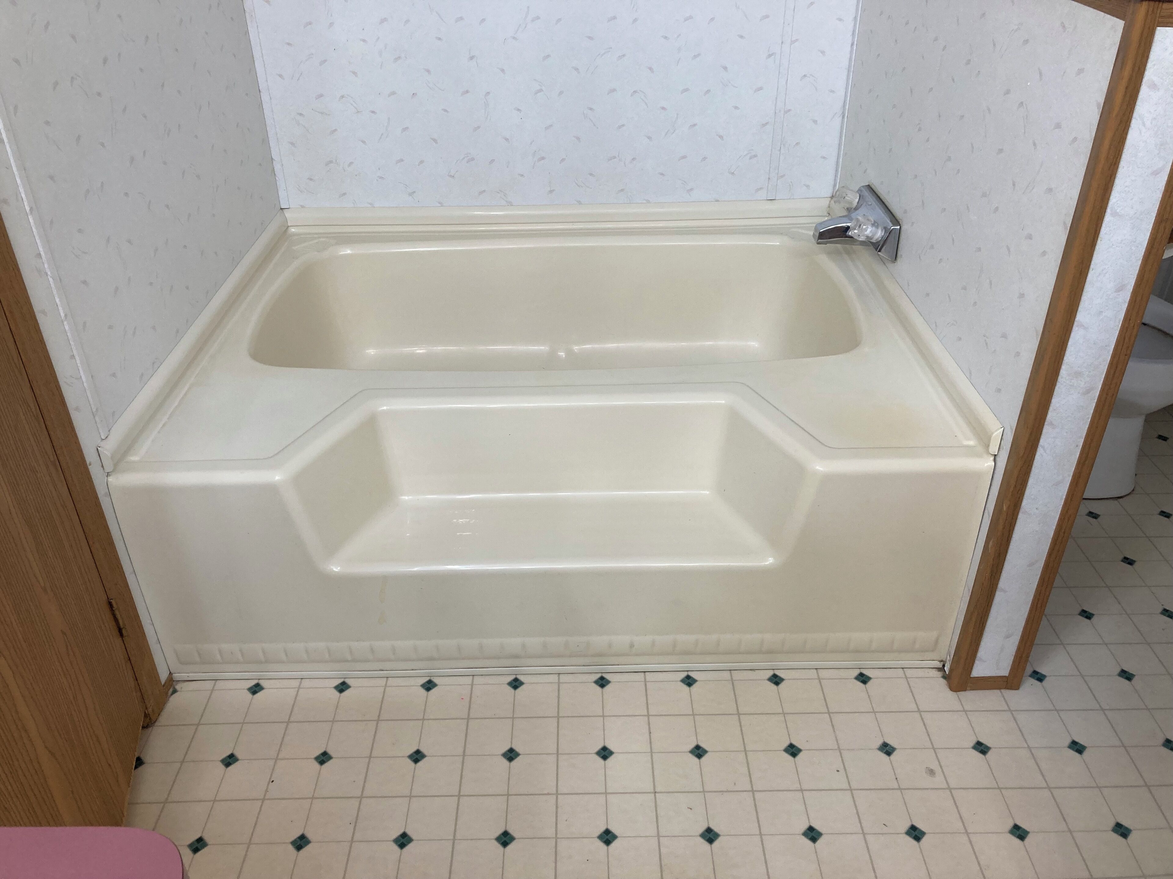 Douche, séchoir à cheveux, serviettes fournies, savon