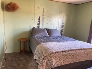 Desk, iron/ironing board, WiFi, bed sheets
