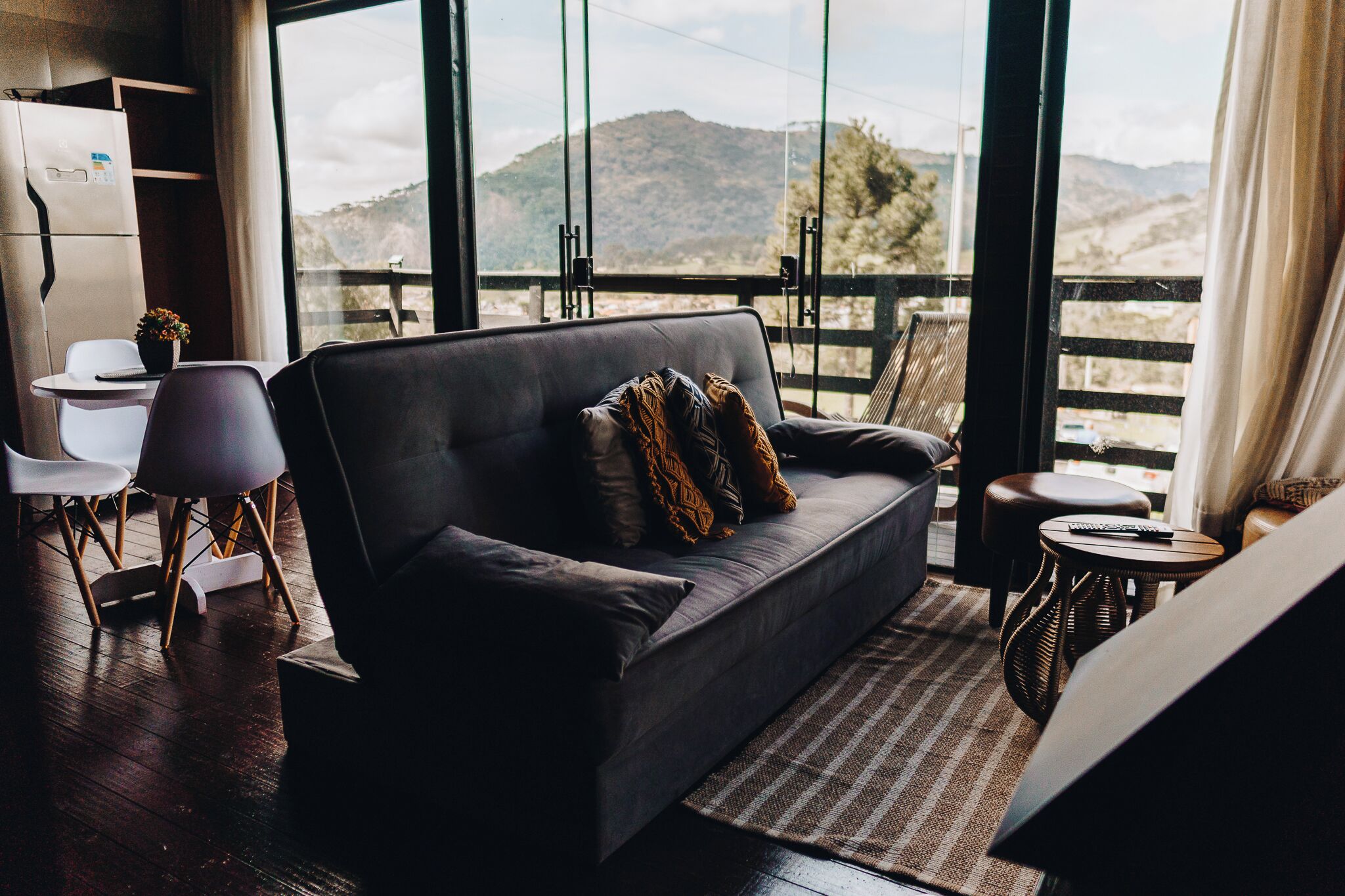 豪華小木屋, 露台, 山景 | 客廳 | 電視