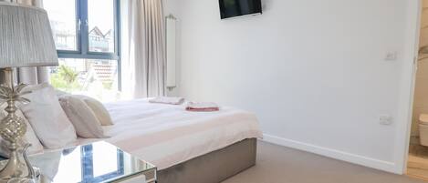 2 bedrooms, individually decorated, individually furnished, free WiFi