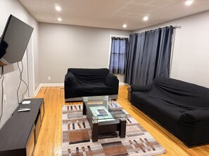 TV - Top Floor Bungalow Close to Downtown (Belleville)