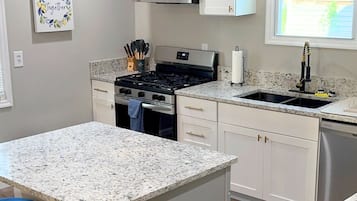 Microondas, horno, parrilla de estufa y lavavajillas