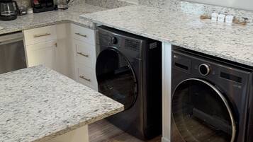 Microondas, horno, parrilla de estufa y lavavajillas