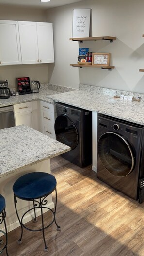 Micro-ondes, four, plaque de cuisson, lave-vaisselle