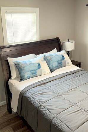 2 bedrooms, iron/ironing board, WiFi, bed sheets - The Porter Blue (Augusta)