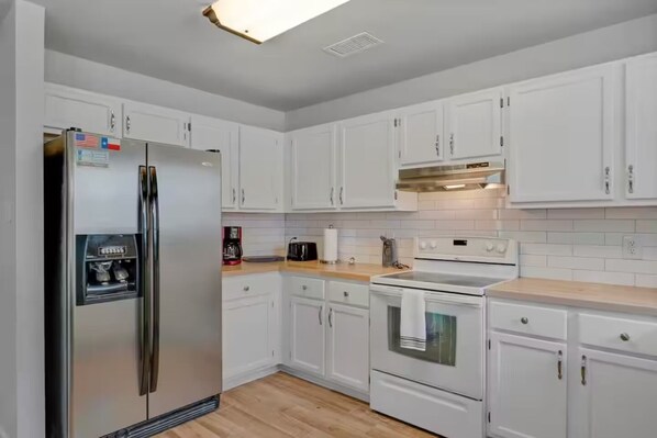 Microwave, oven, dishwasher, coffee/tea maker