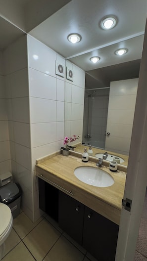 Secadora de cabello, toallas, jabón, papel de baño 