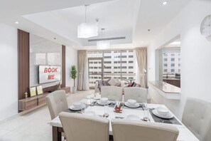 Apartment | 2 bedrooms, Internet - Spacious 2 Bed in Al Barsha Sleeps 4 With Balcony (Dubai)