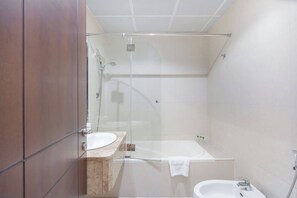 House | 2 bedrooms, Internet - Spacious 2 Bed in Al Barsha Sleeps 4 With Balcony (Dubai)