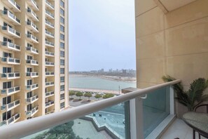 Studio - Production City Sleeps 4 With Water Views (Dubai)