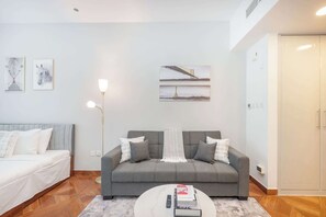 Internet - Production City Sleeps 4 With Water Views (Dubai)