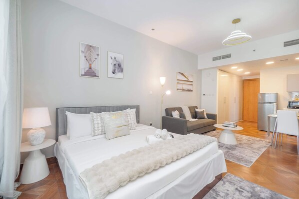 Studio - Production City Sleeps 4 With Water Views (Dubai)
