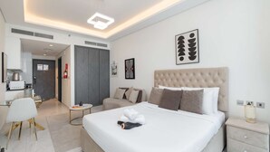 Studio | High-speed internet - Arjan Apartments Sleeps 2 With Amazing Pool (Dubai)