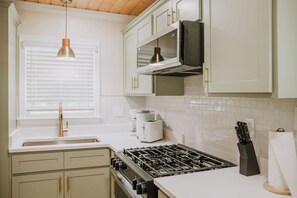 Fridge, oven, stovetop, dishwasher