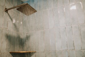 Ducha, secador de pelo, toallas, jabón