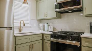 Fridge, oven, stovetop, dishwasher