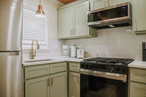 Fridge, oven, stovetop, dishwasher