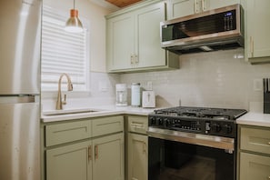 Fridge, oven, stovetop, dishwasher