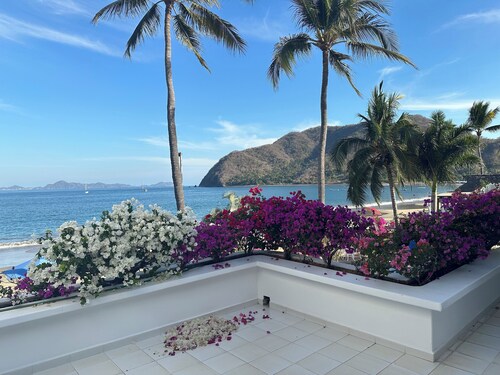 Casa Lang 4 BR/Bath pool on flat calm beach steps to restaurants in secure area.