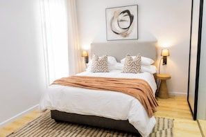 3 bedrooms, desk, iron/ironing board, travel cot - Wale’s Ocean Oasis: Luxury Swakopmund 3-Bedroom (Swakopmund)
