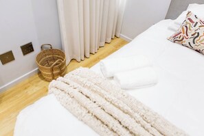 3 habitaciones, escritorio y tabla de planchar con plancha 