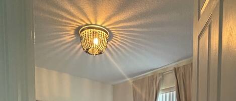 3 عدّة غرف نوم ومكواة/لوح كي وواي فاي وملاءات أسرّة