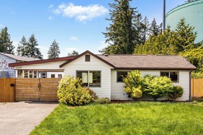 Exterior - Cozy & Spacious 3BR/2BA Family Home. Easy I-5 Access. (Mountlake Terrace)