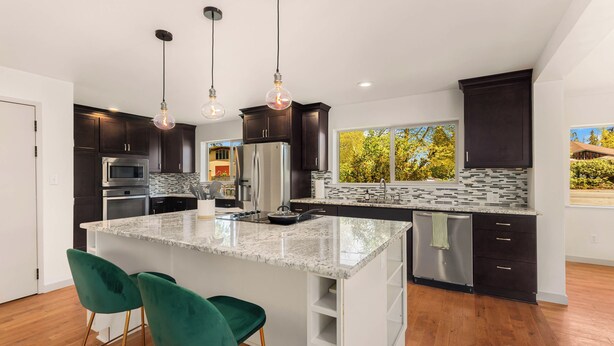 Private kitchen - Cozy & Spacious 3BR/2BA Family Home. Easy I-5 Access. (Mountlake Terrace)