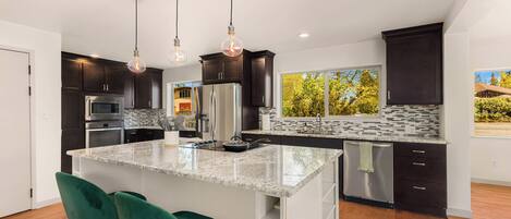 Kühlschrank, Mikrowelle, Ofen, Herdplatte