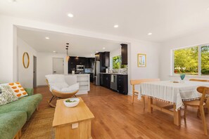 Dining - Cozy & Spacious 3BR/2BA Family Home. Easy I-5 Access. (Mountlake Terrace)