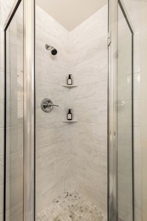 Douche, séchoir à cheveux, serviettes fournies, savon