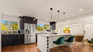 Private kitchen - Cozy & Spacious 3BR/2BA Family Home. Easy I-5 Access. (Mountlake Terrace)