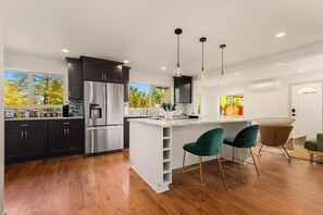 Fridge, microwave, oven, stovetop - Cozy & Spacious 3BR/2BA Family Home. Easy I-5 Access. (Mountlake Terrace)