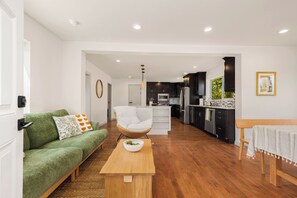 TV - Cozy & Spacious 3BR/2BA Family Home. Easy I-5 Access. (Mountlake Terrace)