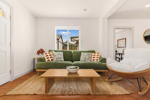 TV - Cozy & Spacious 3BR/2BA Family Home. Easy I-5 Access. (Mountlake Terrace)