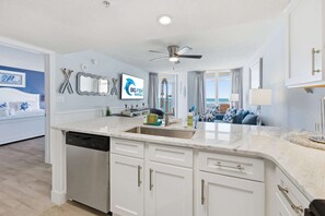 Refrigerador, microondas, cafetera y tetera y tostadora 