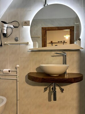 Basic Apartment | Bathroom