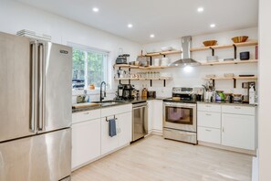 Réfrigérateur, micro-ondes, plaque de cuisson, lave-vaisselle
