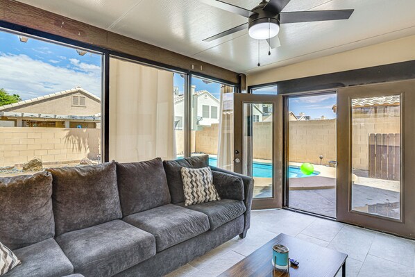 TV, books - Near Shopping & Golf: Family Retreat in Las Vegas! (Las Vegas)