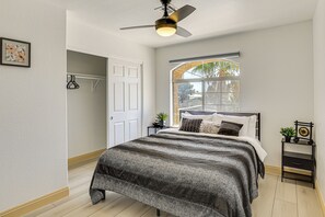 3 bedrooms, desk, iron/ironing board, internet - Near Shopping & Golf: Family Retreat in Las Vegas! (Las Vegas)