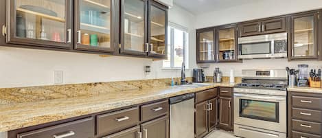 Refrigerador, microondas, placa de cocina, lavavajillas