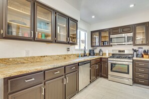 Fridge, microwave, stovetop, dishwasher - Near Shopping & Golf: Family Retreat in Las Vegas! (Las Vegas)